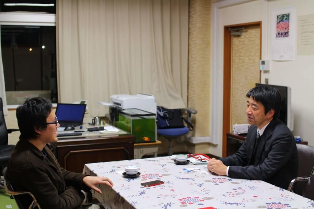 ソルティーと豊田校長先生。お互いに談笑しながら教育について熱く語る