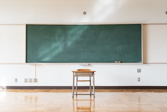 教室の黒板と座席の風景