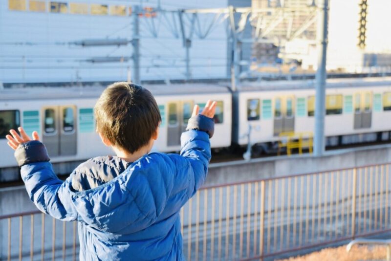 電車を眺めている子供