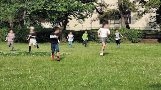 外に出てサッカー