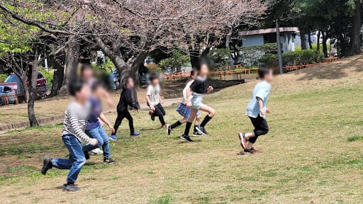 凛童舎の子供たちがサッカーをしてる