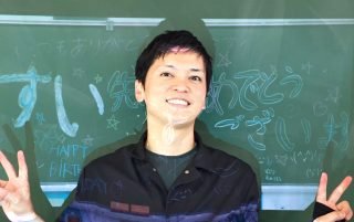 子供たちから祝われている薄井直之先生