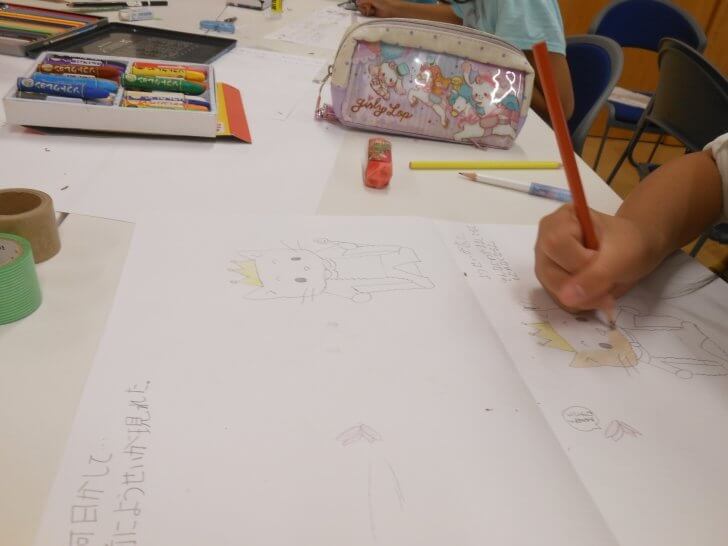 2017笠間公民館「オリジナル絵本をつくる」：絵本を作成する子供たち